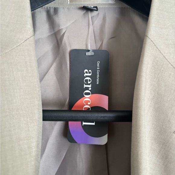 Tan Sport Coat with Structured Tailoring and Notched Lapel - Picture 2 of 11
